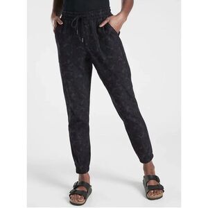Athleta Printed Farallon Joggers Womens Size 4 Navy Blue Camouflage Pull On Pant